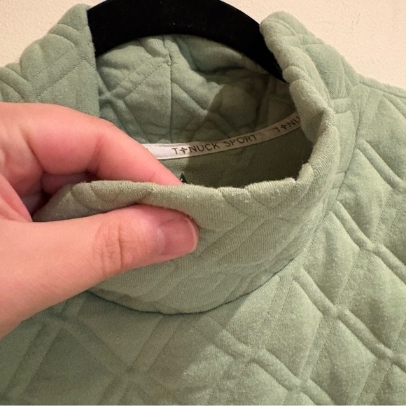 Tuckernuck Sport English Ivy Quilted Funnel Neck Pullover in Green size XS/S - Picture 8 of 8